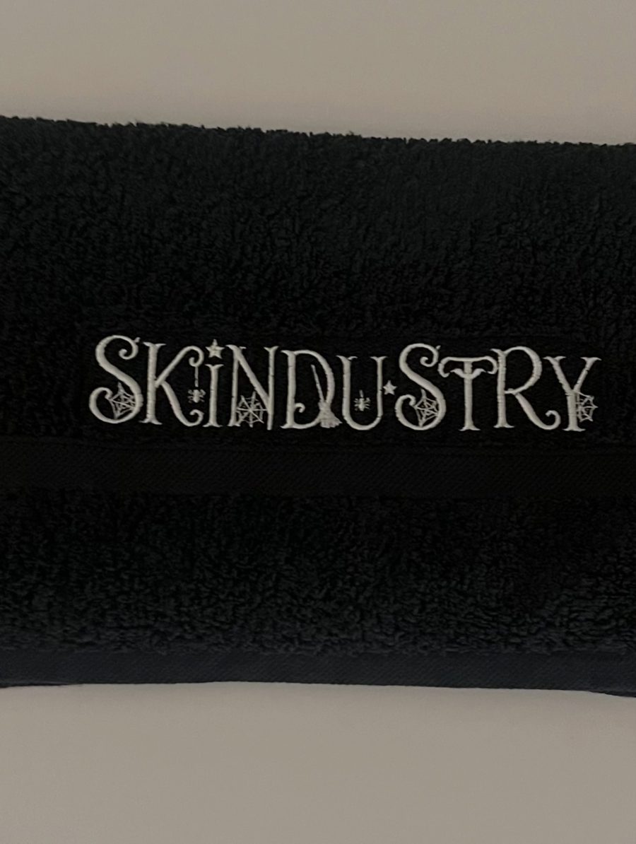 SKINDUSTRY embroidered salon towel